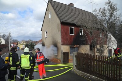 Haus in Siebenlehn in Flammen - 98-jährige Bewohnerin in Sicherheit - An der Breitenbacher Straße ist am Mittwochmittag ein Brand ausgebrochen.