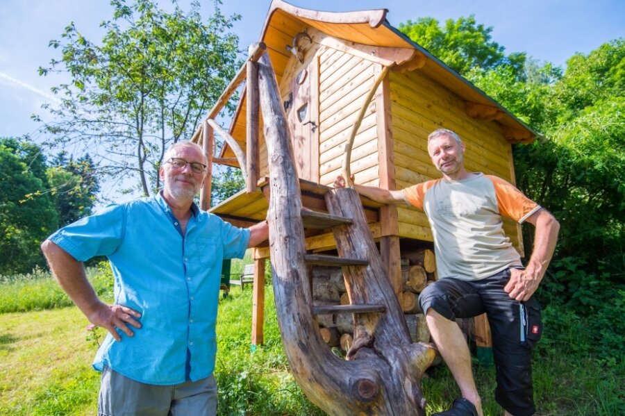 Ludwig Böhme (links) hat das Baumhaus auf seinem Grundstück in Waschleithe gebaut. Schwiegersohn Heiko Sandner wohnt in Freiberg und ist der Vater von Sophia und Franz, zwei der Enkel, für die das Haus gebaut wurde. 
