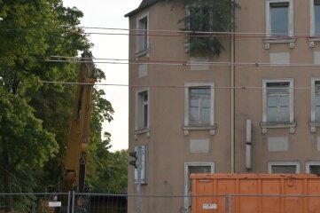"Haus mit Birke" gibt es bald nicht mehr - Das "Haus mit Birke" in der Hohensteiner Straße in Lugau wird abgerissen. 