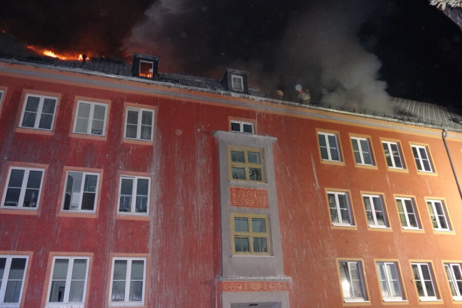 Haus nach Großbrand in Oelsnitz/V. unbewohnbar - Durch den Löschwassereinsatz ist das Mehrfamilienhaus an der Karl-Liebknecht-Straße in Oelsnitz derzeit nicht bewohnbar. Das Feuer am Donnerstagabend betraf den Dachstuhl, nicht die Wohnungen. 