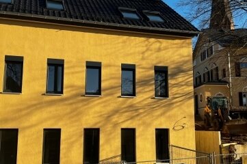Haus-Sanierung vor dem Abschluss - Statt mit bröckelndem grauen Putz versehen, strahlt das Haus an der Bahnhofstraße 33 in Hainichen jetzt frisch saniert in einem freundlichen Gelb. 