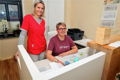 Hausärztin empfängt nun in früherer Lunzenauer Post - Hausärztin Antje Christoph mit Schwester Stefanie Gawlitzka in der neuen Praxis in Lunzenau. In diesem Monat ist die Medizinerin, aufgewachsen in der Region, gestartet.