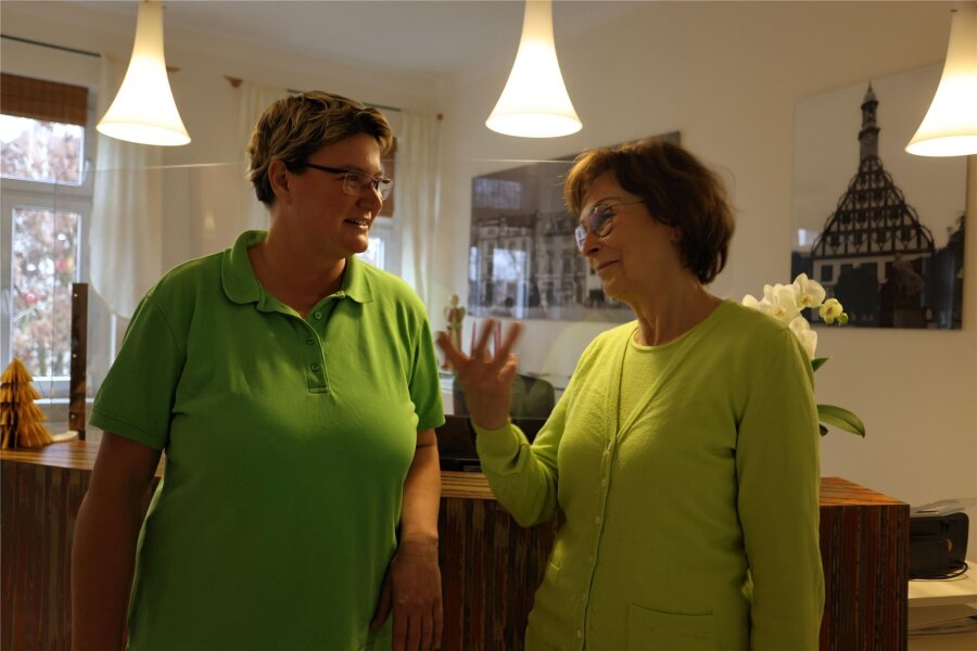 Hausärztin in Zwickau macht Schluss – aber mit der Praxis geht es weiter - Hausärztin Ina Hurtig (rechts) übergibt ihre Praxis an die Allgemeinmedizinerin Sally Goldberg.