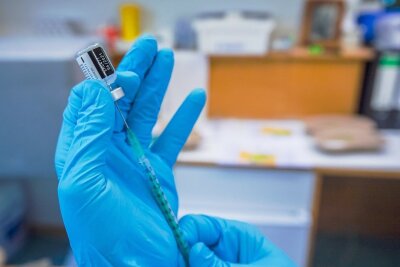 Hausarzt aus Westsachsen beklagt Impf-Bürokratie: "Es wird immer schlimmer" - Die Impfung gegen Corona gehört in den Hausarztpraxen der Region inzwischen zum täglichen Geschäft. Allerdings kritisieren Ärzte den damit verbundenen bürokratischen Aufwand. 