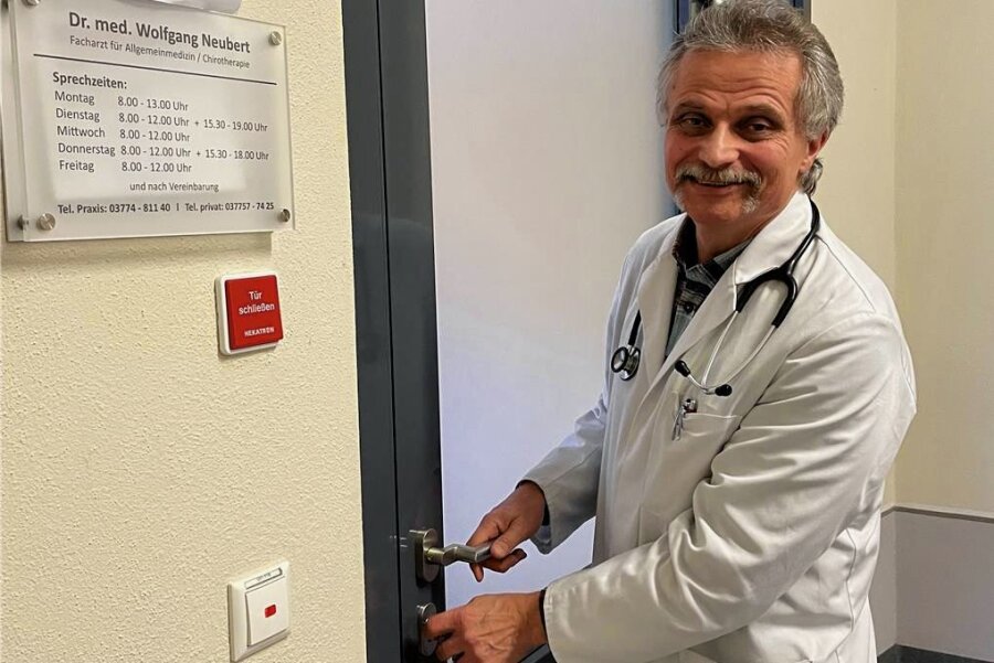 Hausarzt Dr. Neubert schließt seine Praxis in Pöhla ohne Schmerz - Ab dem 1. März 2023 bleibt die Praxis von Dr. Wolfgang Neubert in Pöhla geschlossen. Seine gut 1500 Patienten werden es bedauern. 