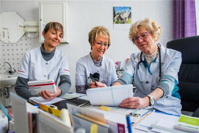 Hausarztmangel im Raum Aue - diese Maßnahmen sollen helfen - Sie verabschieden sich nach drei Jahrzehnten von ihren Patienten: Hausärztin Dr. Sylvia Reich mit ihren Arzthelferinnen Susann Weißbach und Ramona Dettmer (von rechts nach links). Sylvia Reich geht in Rente, ihre Praxis auf dem Auer Brünlasberg schließt Ende Juni.