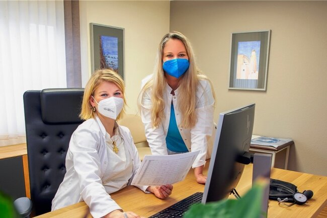 Dr. Susanne Steinert (links) hat mit Dr. Doreen Sonntag die lange ersehnte Verstärkung für ihre Hausarztpraxis in Augustusburg gefunden. 