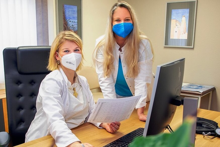Dr. Susanne Steinert (links) hat mit Dr. Doreen Sonntag die lange ersehnte Verstärkung für ihre Hausarztpraxis in Augustusburg gefunden. 