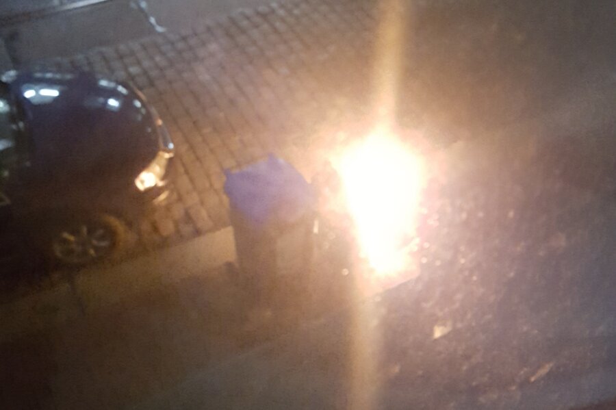 Hausbewohner löschen brennende Mülltonnen in Preißelpöhl - An der Schlachthofstraße standen in der Nacht zu Mittwoch Mülltonnen in Flammen.