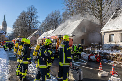 Hausbrand in Falkenstein - Feuerwehr rettet Bewohnerin aus Dachgeschoss - Insgesamt 35 Kameraden der umliegenden Freiwilligen Feuerwehren waren im Einsatz.