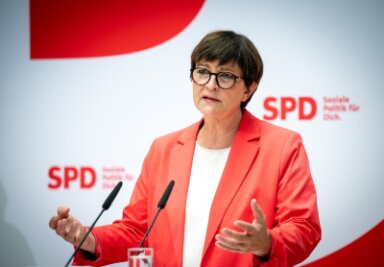 Haushalt 2025: Worüber die Ampel-Koalition verhandelt - Der Kanzler bekommt Druck aus seiner eigenen Partei - auch wenn die SPD ein Mitgliederbegehren zum Haushalt erst einmal stoppte. 