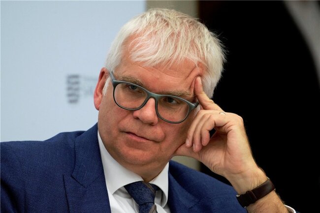 Haushaltsplanung für Sachsen: Finanzminister will "Rückwärtsgang" einlegen - HartmutVorjohann - Finanzminister
