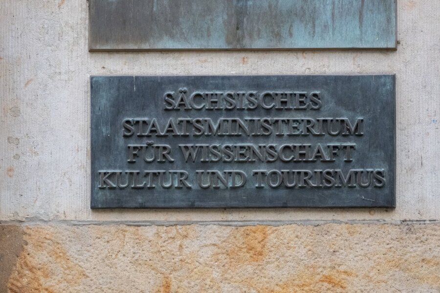 Haushaltssperre soll wenige Auswirkungen haben - Ein Schild „Sächsisches Staatsministerium für Wissenschaft Kultur und Tourismus, ist an dem Ministeriumsgebäude im Regierungsviertel am Eingang angebracht.