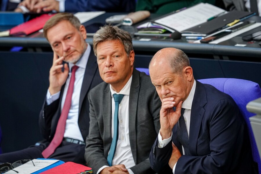 Haushaltsverhandlungen: Ampel startet in entscheidende Woche - Finanzminister Lindner (l-r), Wirtschaftsminister Habeck und Bundeskanzler Scholz ringen um eine Einigung zum Bundeshaushalt 2025.