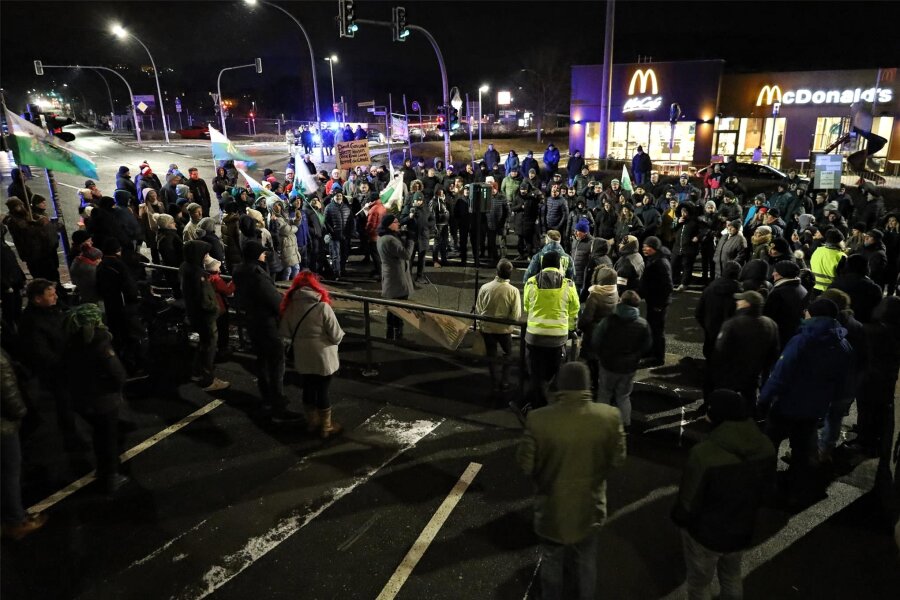 „Haut ab“-Rufe: „Freie Sachsen“ protestieren im Erzgebirge gegen Ministerpräsident Kretschmer - Mehrere Hundert Demonstranten haben sich am Montagabend nahe der McDonalds-Kreuzung in Aue versammelt.