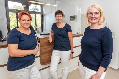 Hautärztin eröffnet Praxis in Olbernhau - Dr. Kathrin Kreuter und ihre Mitarbeiterinnen Isabel Fritzsch sowie Anja Ullmann (v. r.) in der neuen Praxis.