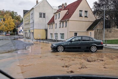 Havarie an Trinkwasserleitung sorgt für Schäden am Wichernweg in Meerane - Das Wasser lief vom Wichernweg bis zur Zwickauer Straße.
