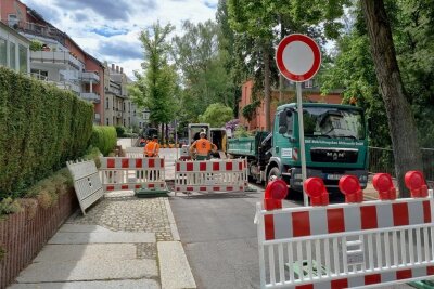 Havarie: Dutzende Haushalte in Hilbersdorf ohne Trinkwasser - In Chemnitz ist die Cäcilienstrasse wegen eines Wasserohrbruches gesperrt.