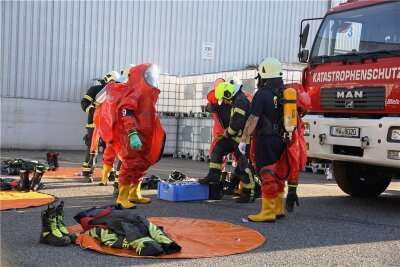 Havarie in Chemiefabrik im Chemnitztal - Bei einer Katastrophenschutzübung war Ende Oktober das Auslaufen einer gefährlichen Flüssigkeit geprobt worden. Am Donnerstag kam es tatsächlich zu einer Havarie. 35 Feuerwehrleute waren im Einsatz. 