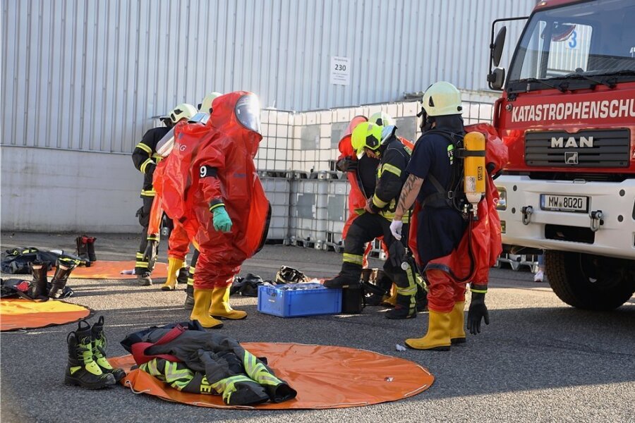 Havarie in Chemiefabrik im Chemnitztal - Bei einer Katastrophenschutzübung war Ende Oktober das Auslaufen einer gefährlichen Flüssigkeit geprobt worden. Am Donnerstag kam es tatsächlich zu einer Havarie. 35 Feuerwehrleute waren im Einsatz. 