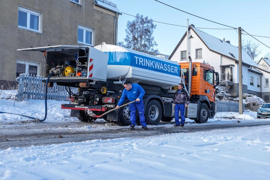 Havarie in Glauchau: Wenn der Friseur plötzlich kein Wasser hat - Die Versorgung der Anwohner an der Elzenbergstraße ist über einen Wasserwagen mit einem 9000-Liter-Tank erfolgt.