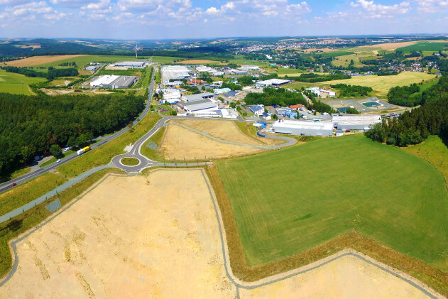 Die hellen Flächen im Vordergrund sind Teil der 3,9 Hektar, die die Hawle Kunststoff GmbH für ihre Bauvorhaben an der A 72 bei Reichenbach erworben hat. 