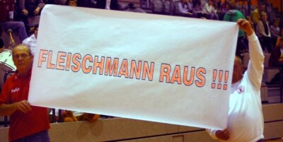 HC-Einheit-Chef räumt Stuhl - 
              <p class="artikelinhalt">Ein Plakat mit Folgen: So äußerten Fans zum Heimspiel der Oberliga-Handballer am Samstag ihren Frust. Sie bekamen Beifall. </p>
            