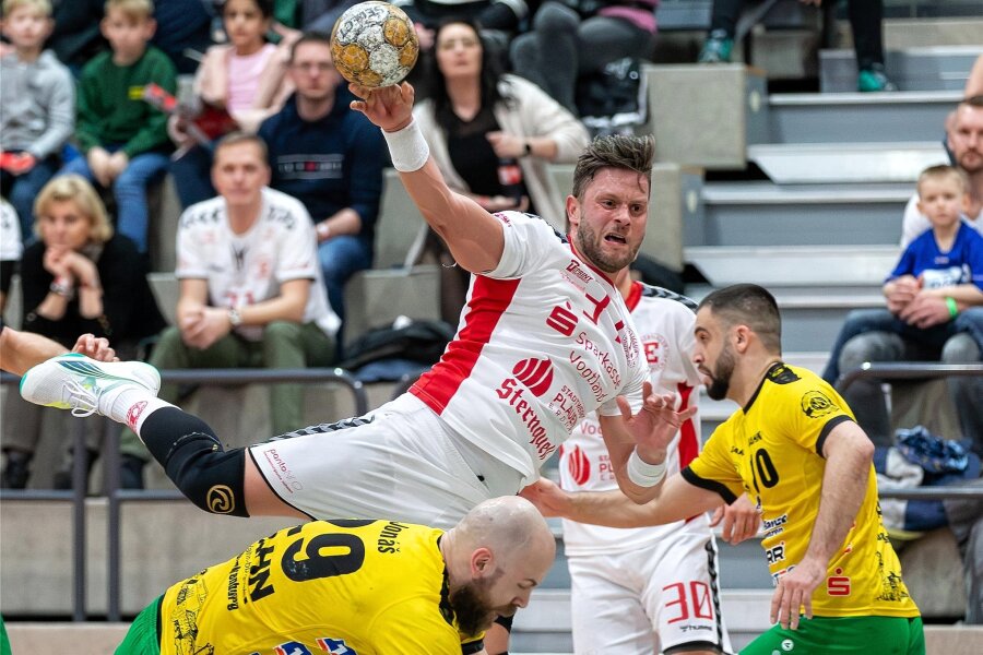 HC Einheit Plauen feiert vorzeitig Klassenerhalt - David Zbiral (am Ball, hier im Heimspiel gegen Bad Blankenburg) erzielte in Wittenberg zehn der 31 Plauener Treffer.