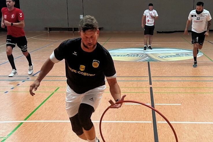 HC Einheit schwitzt für neue Saison - Noch ohne Handball, dafür mit anderen Trainingsutensilien, bereiten sich David Zbiral (vorn) und seine Mitstreiter vom HC Einheit Plauen auf die neue Saison in der Mitteldeutschen Oberliga vor.
