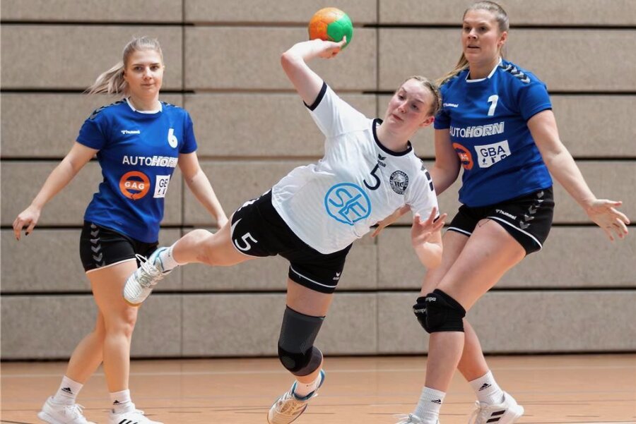 HC Fraureuth: Erstes Double für die Frauenmannschaft - Nach langer Abstinenz zurück auf dem Handballfeld: Marie Jungnickel (am Ball) erzielte im Pokalfinale gegen Burgstädt neun Treffer für den HC Fraureuth. 
