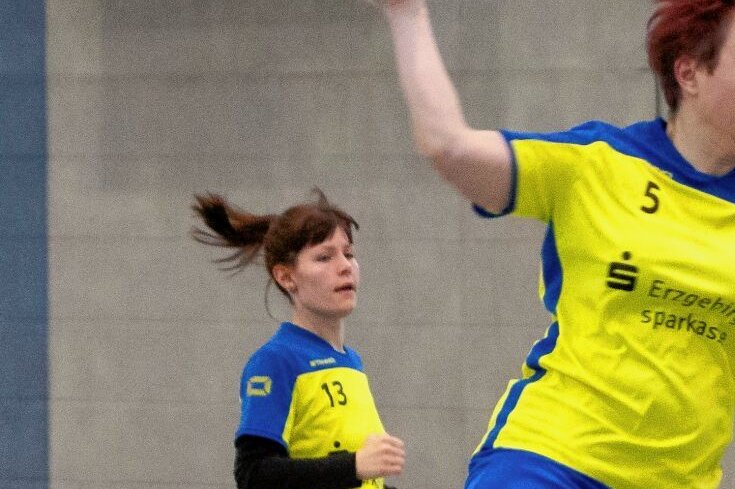 HCAB-Frauen beweisen Moral - Dana Schwarz steuerte drei Treffer zum hart umkämpften 23:21-Erfolg der Annaberger Handballerinnen bei. Nach einer starken Hinrunde überwintern die Kreisstädterinnen in der Bezirksklasse auf Platz 3. 
