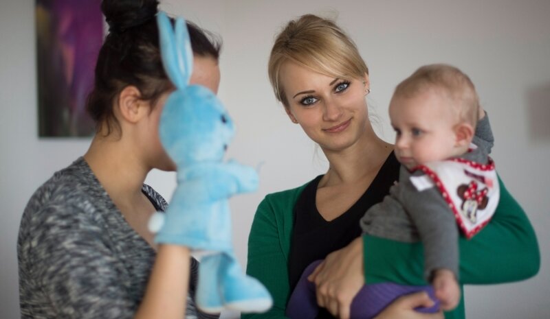  Regelmäßiger Kontakt mit der jungen Mutti und ihrem Kind - für Familienhebamme Theresa Milling (M.) aus Pirna sind das wichtige Schritte, um die Familie an den neuen Rhythmus mit dem Nachwuchs zu gewöhnen. Foto: Robert Michael 