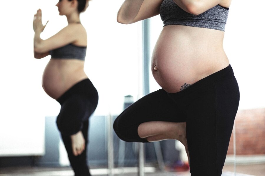 Hebamme, Tests, Kurse: Was Krankenkassen in Sachsen Familien extra zahlen - Kurse wie Schwangerschafts-Yoga unterstützen Kassen über ihre Bonusprogramme.