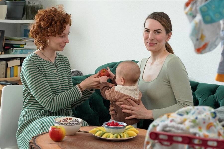 Besuch von der Mütterpflegerin Bianca Bahro aus Dresden. Sie hat Julia Ritter (rechts) nach der Geburt unterstützt. 