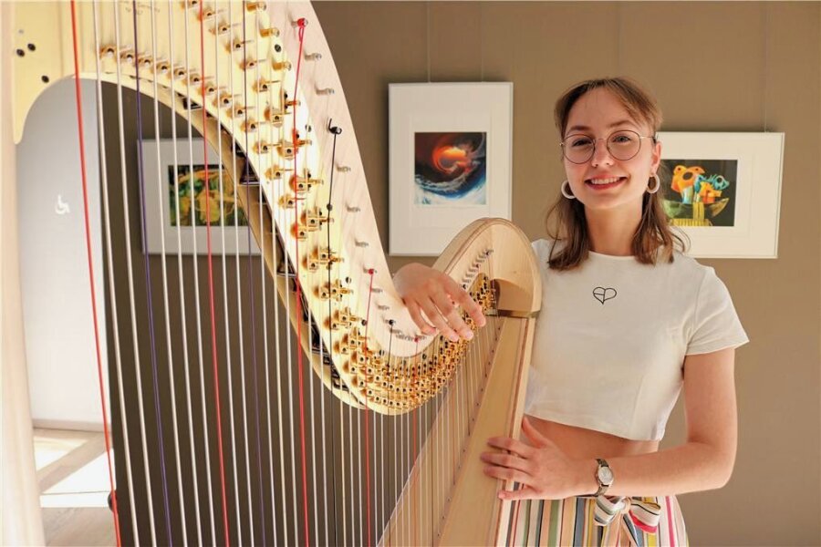 Hedda Kürzinger aus Zwickau holt beim Bundeswettbewerb "Jugend musiziert" einen 1. Preis - Preisträgerin Hedda Kürzinger aus Zwickau im Robert-Schumann-Konservatorium an der Doppelpedalharfe, einem wertvollen Instrument, gefertigt vom Konzertharfenbau Riedel aus Schwarzenberg.