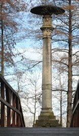 Hedrichsäule soll saniert werden - So sieht die Hedrich-Säule im Gründelpark momentan aus. Links erkennt man das Brückengeländer.