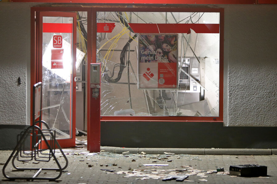 Heftige Explosion: Unbekannte sprengen Geldautomaten - 