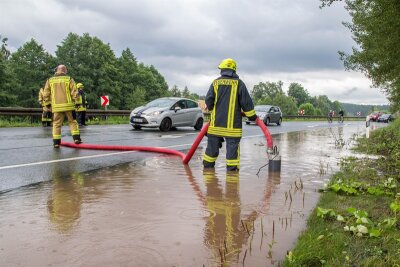 Heftige Gewitter: Überflutete Straßen, Keller unter Wasser - allein 40 Einsätze in Zwickau - Die S293 unter Wasser.