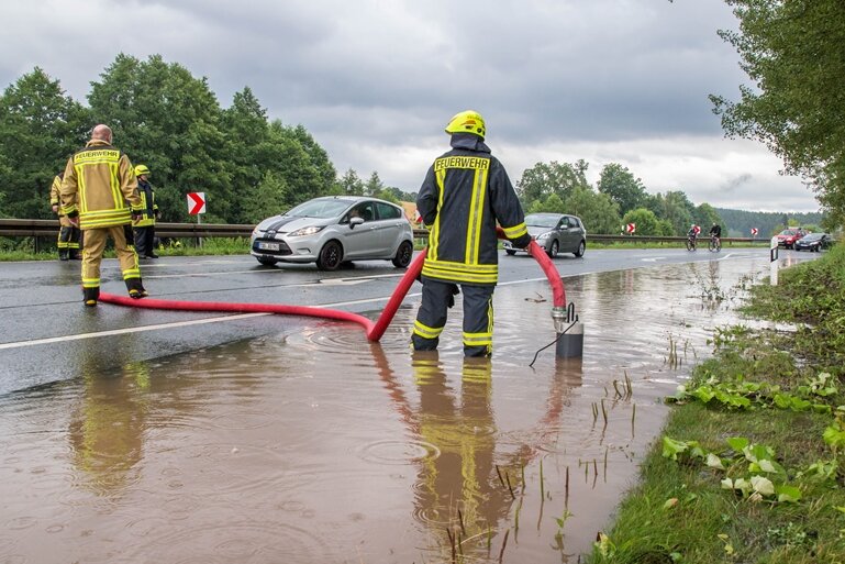 Heftige Gewitter: Überflutete Straßen, Keller unter Wasser - allein 40 Einsätze in Zwickau - Die S293 unter Wasser.