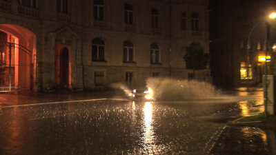 Heftige Gewitter ziehen über Sachsen - eine Straße unter Wasser - In Aue stand in der Nacht zu Mittwoch die Bahnhofstraße unter Wasser.