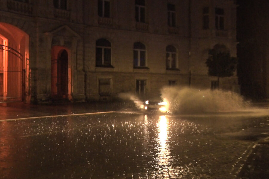 Heftige Gewitter ziehen über Sachsen - eine Straße unter Wasser - In Aue stand in der Nacht zu Mittwoch die Bahnhofstraße unter Wasser.