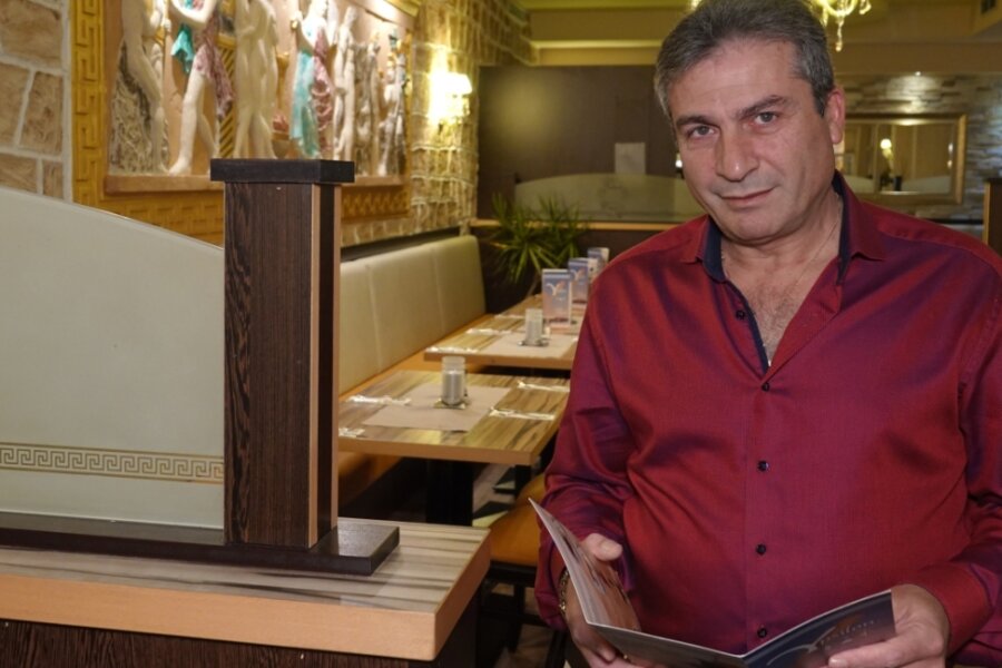 Heftige Kritik an neuen Coronaregeln - Xenofon Risch befürchtet, dass das griechische Restaurant Ypsilon in Zwickau ab Montag häufiger leer bleiben wird. "Die 2G-Regel macht die Gastronomie total kaputt", sagt der Geschäftsführer. 