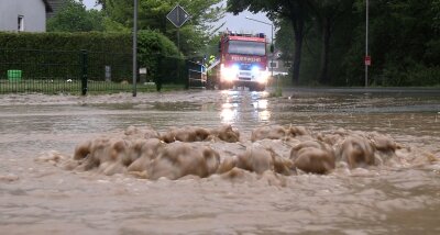 Heftige Unwetter in weiten Teilen Deutschlands - Der Regen fiel in Detmold schneller, als die Kanalisation das Wasser aufnehmen konnte.
