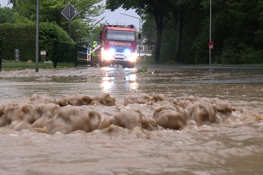 Heftige Unwetter in weiten Teilen Deutschlands - Der Regen fiel in Detmold schneller, als die Kanalisation das Wasser aufnehmen konnte.