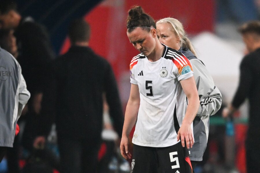 Hegering verletzt - Hrubesch trotzdem zuversichtlich - Deutschlands Marina Hegering verlässt nach einer Verletzung das Spielfeld.
