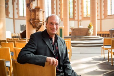 Heidelberger Kirche lockt mit Taylor-Swift-Gottesdiensten - Pfarrer Vincenzo Petracca: "Ich bin ziemlich geflasht und überrascht. Mit dieser Resonanz hatte ich nicht gerechnet."