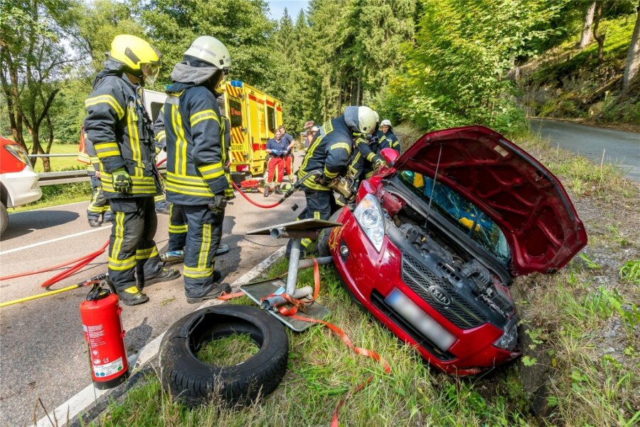 Heidersdorf: Kia-Fahrer bei Unfall schwer verletzt - Der Pkw-Fahrer wurde in ein Krankenhaus eingeliefert.