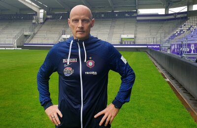 Heidrich relativiert: Vor Aufstieg steht der Klassenverbleib - Matthias Heidrich, sportlicher Leiter des FC Erzgebirge Aue, steht im Erzgebirgsstadion.