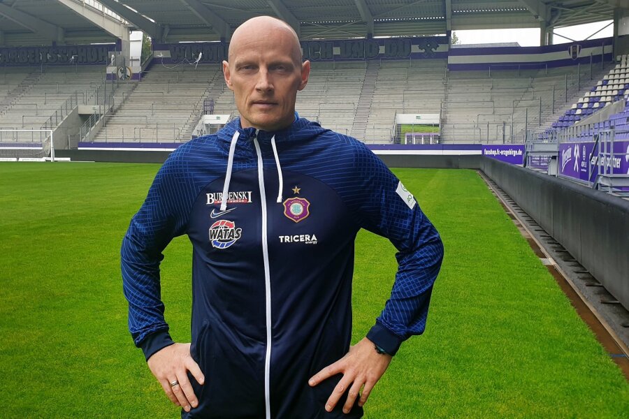 Heidrich relativiert: Vor Aufstieg steht der Klassenverbleib - Matthias Heidrich, sportlicher Leiter des FC Erzgebirge Aue, steht im Erzgebirgsstadion.