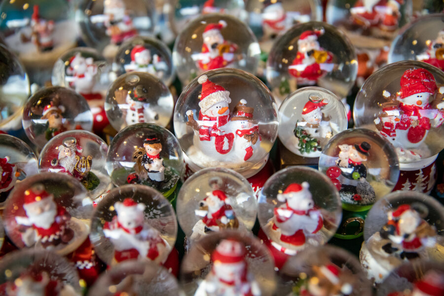 Auch wenn es sich oft um Massenware handelt, in der es nicht sehr lange schneit, so sind Schneekugeln doch, wie hier auf dem Nürnberger Christkindlesmarkt, ein begehrter Artikel - und das nicht jnur zur Weihnachtszeit.